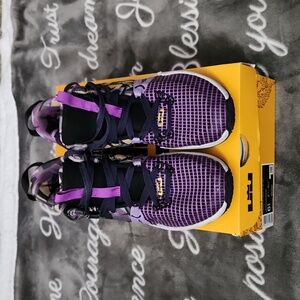 Lebron Witness VII SE Lakers Graffiti